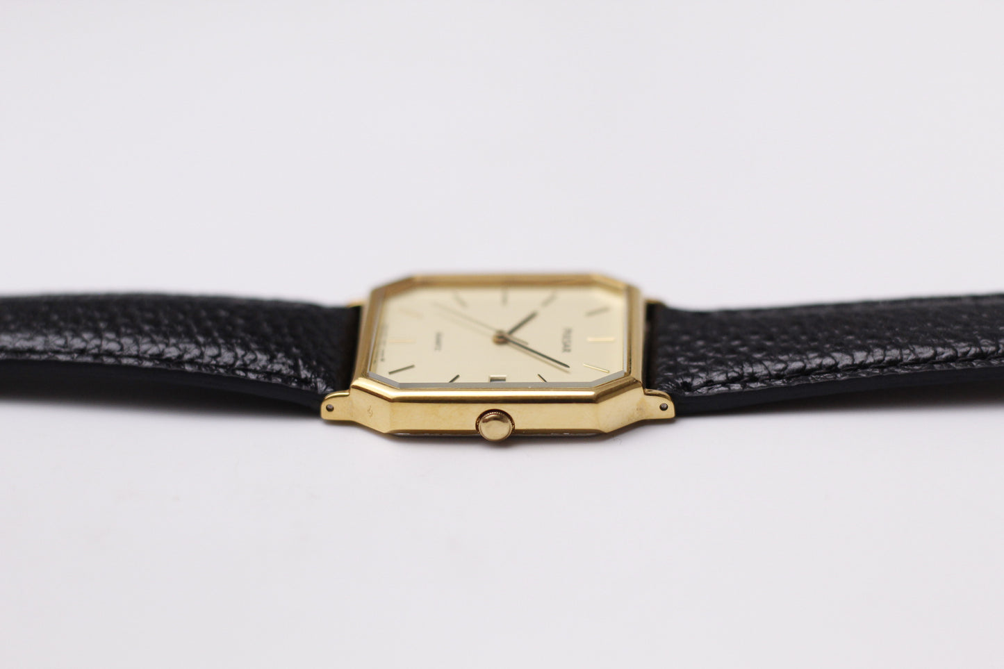 2000 Pulsar Quartz Straight Grain Light Golden Dial Men's Wrist-Watch