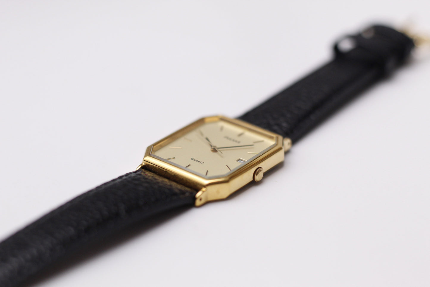 2000 Pulsar Quartz Straight Grain Light Golden Dial Men's Wrist-Watch