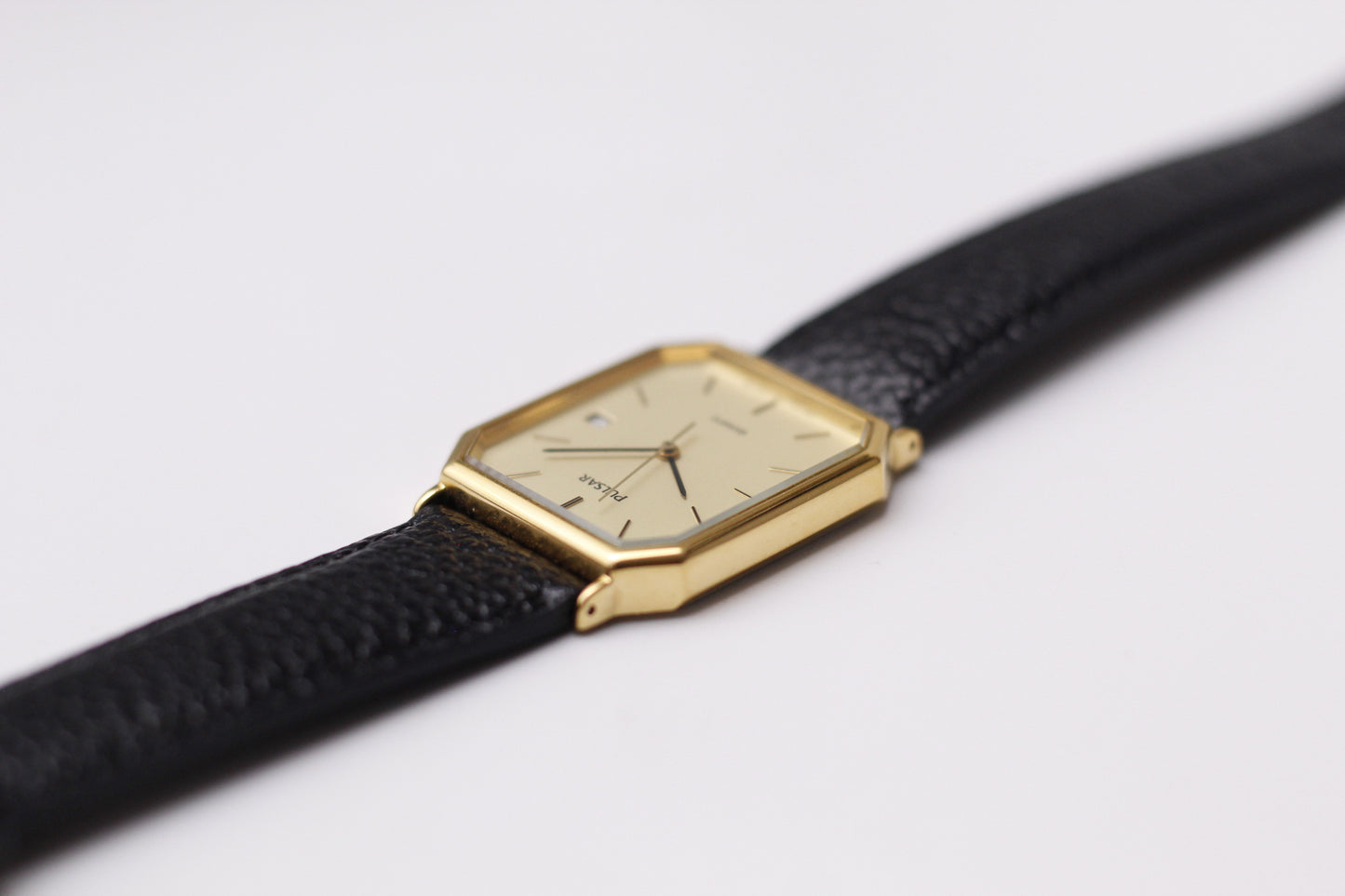 2000 Pulsar Quartz Straight Grain Light Golden Dial Men's Wrist-Watch