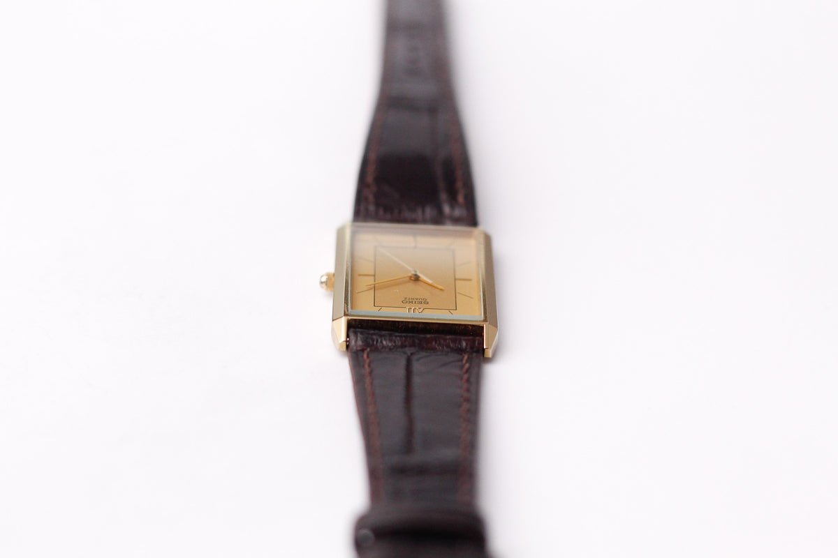 1986 Seiko Quartz Straight Grain Golden Dial Tank Men's Wrist-Watch