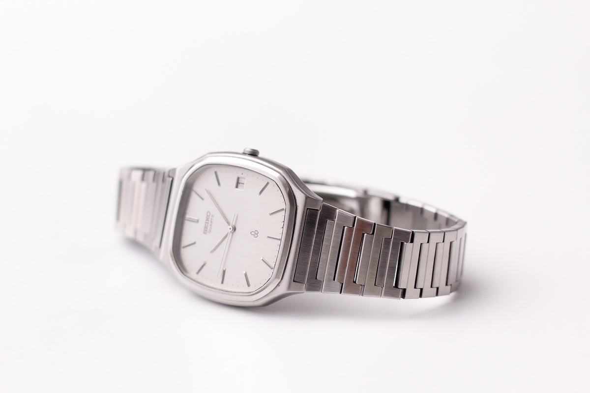 1980 Seiko Quartz Straight Grain Silver Dial Men's Wrist-Watch