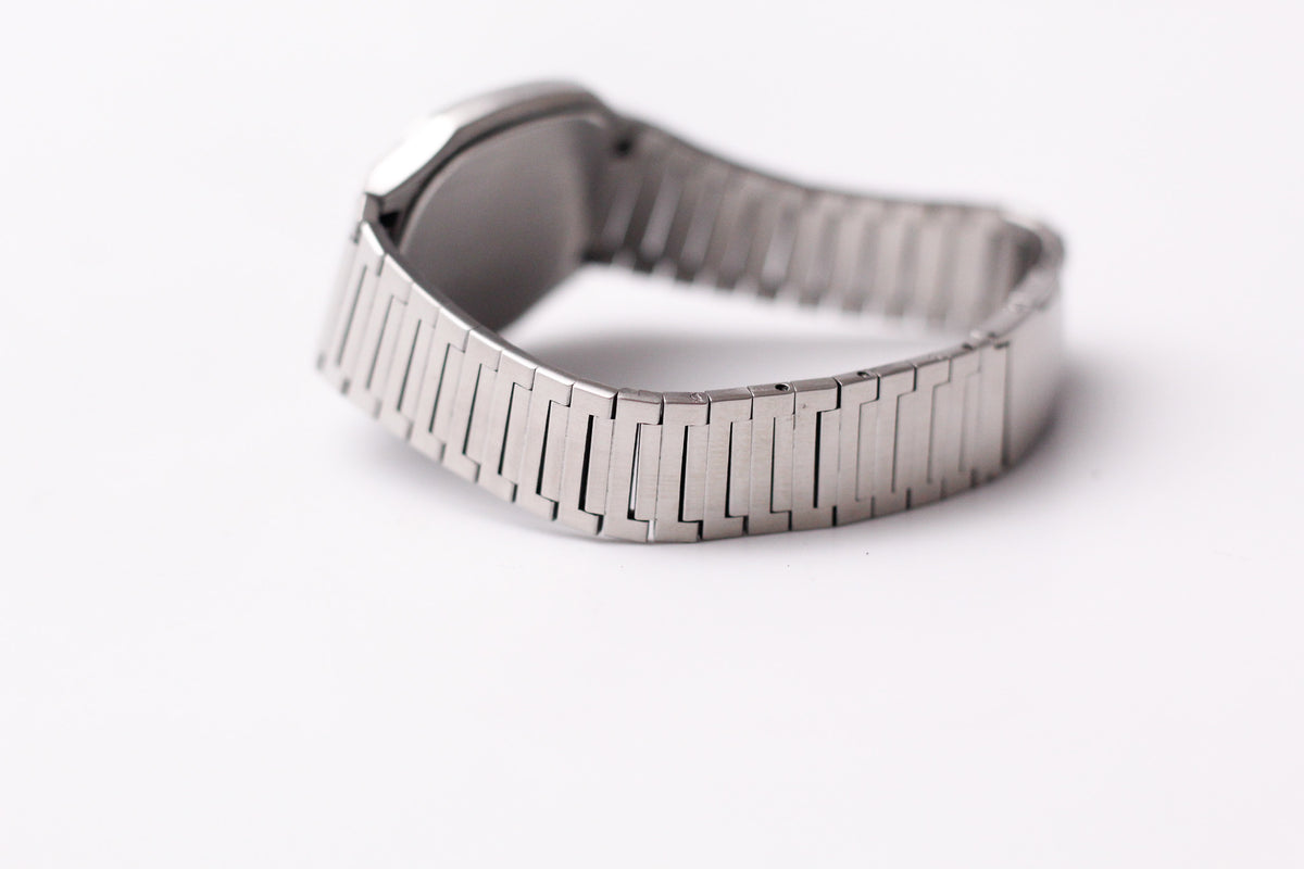 1980 Seiko Quartz Straight Grain Silver Dial Men's Wrist-Watch