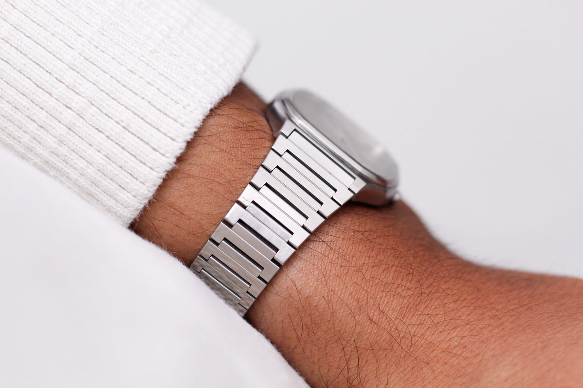 1980 Seiko Quartz Straight Grain Silver Dial Men's Wrist-Watch