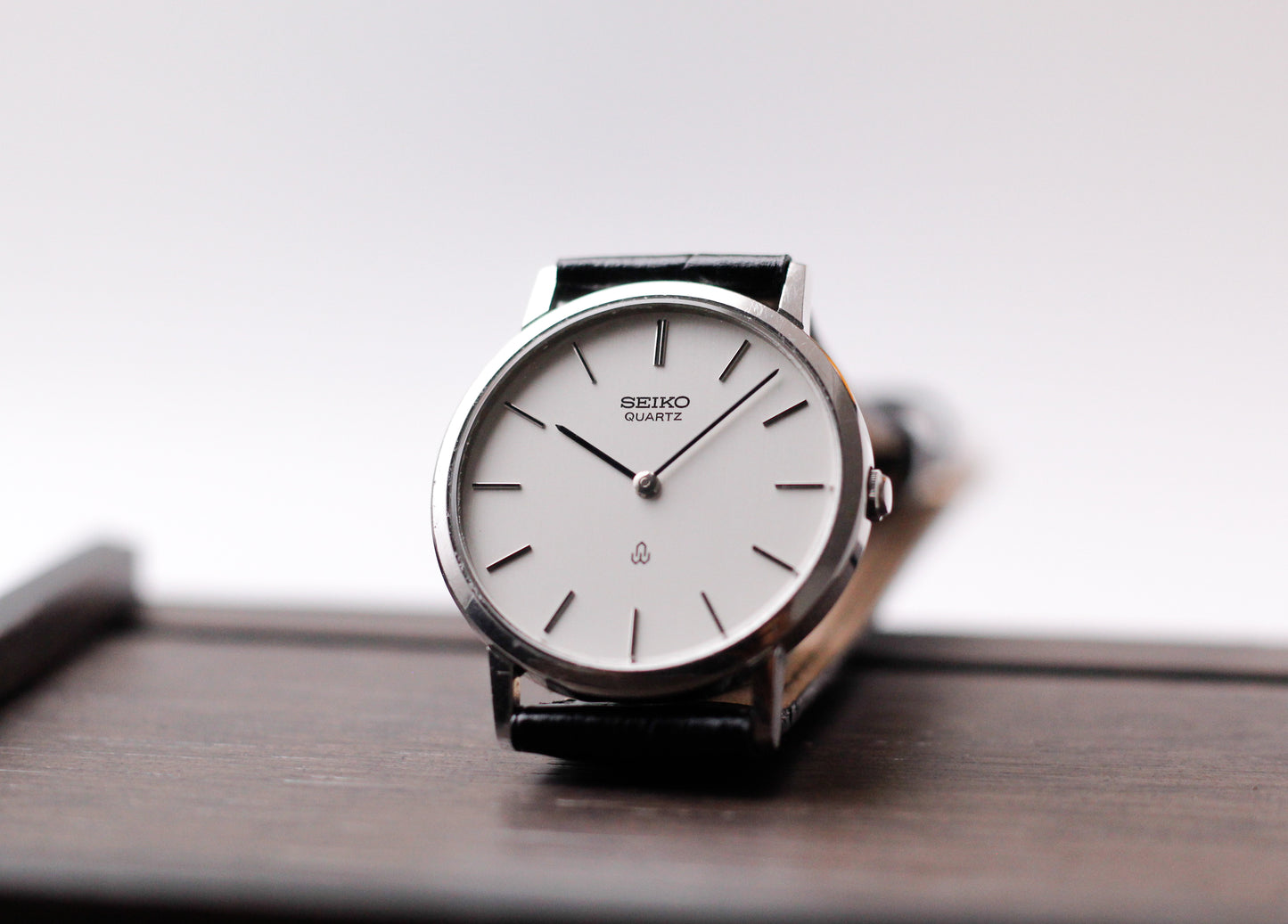 1981 Seiko Quartz Straight Grain Silver Dial Men's Wrist-Watch