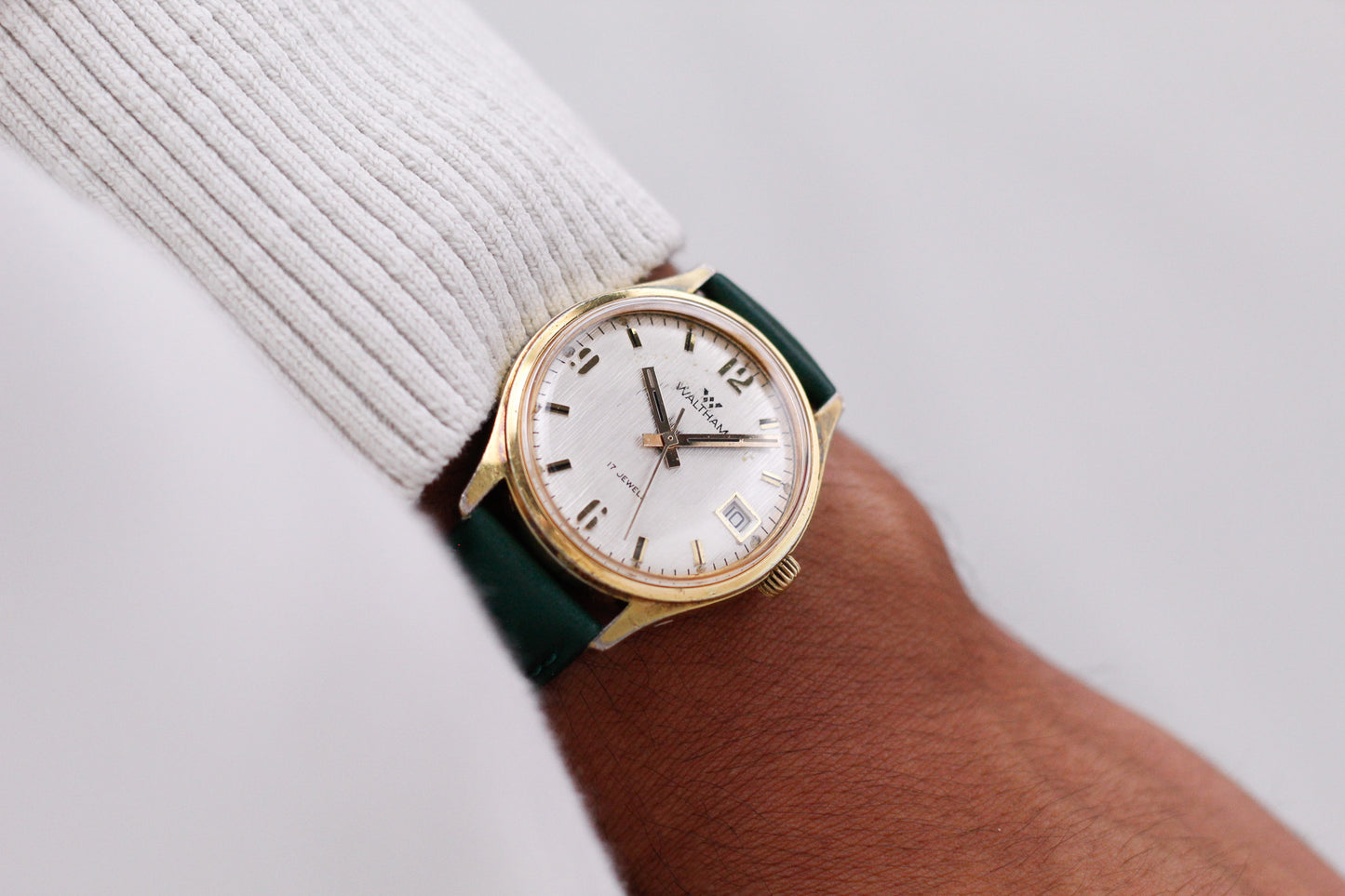 [Serviced] 1970s Waltham Mechanical Straight Grain Silver Dial Men's Wrist-Watch