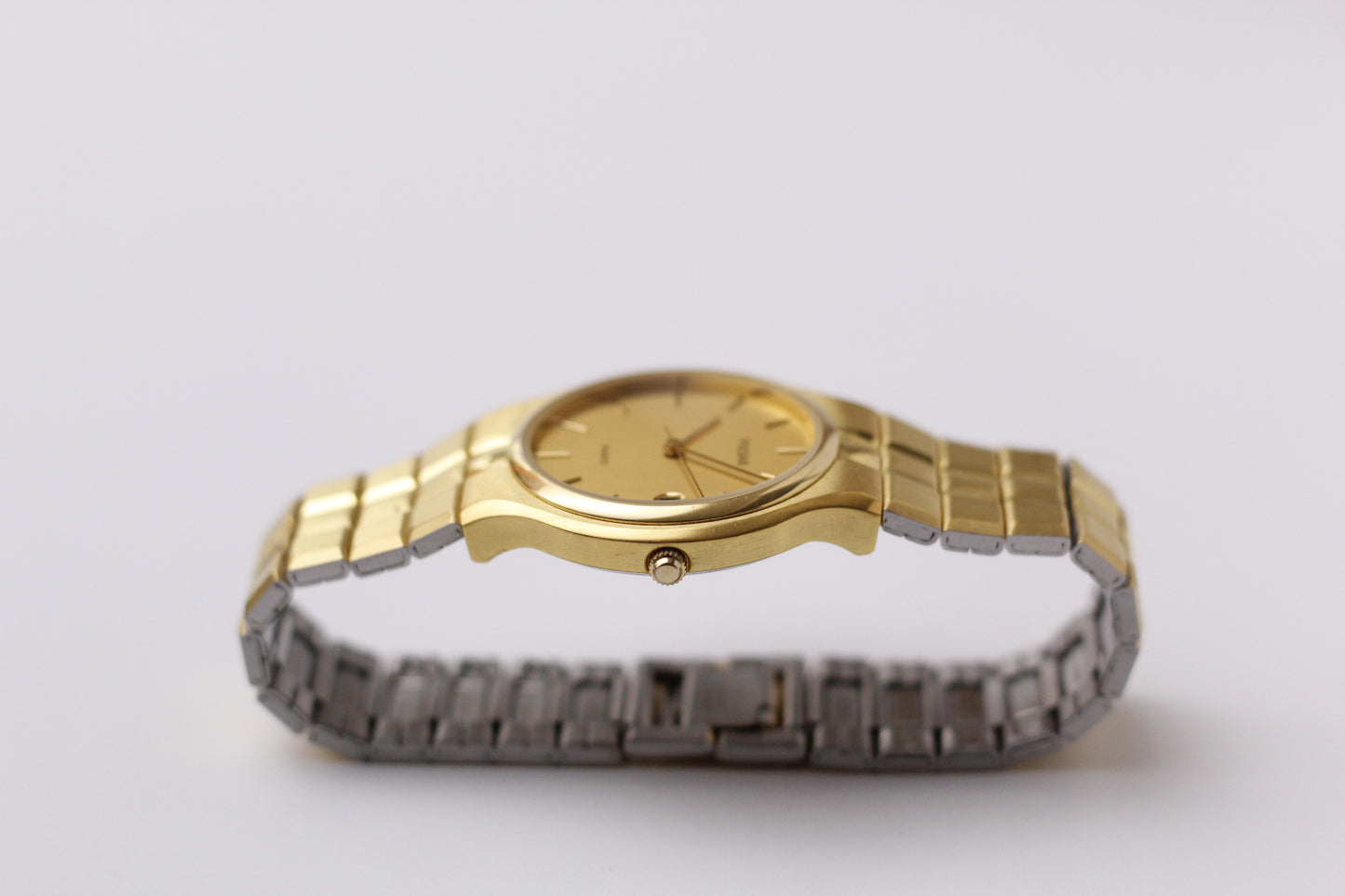 2000s Pulsar Quartz Straight Grain Golden Dial Men's Wrist-Watch
