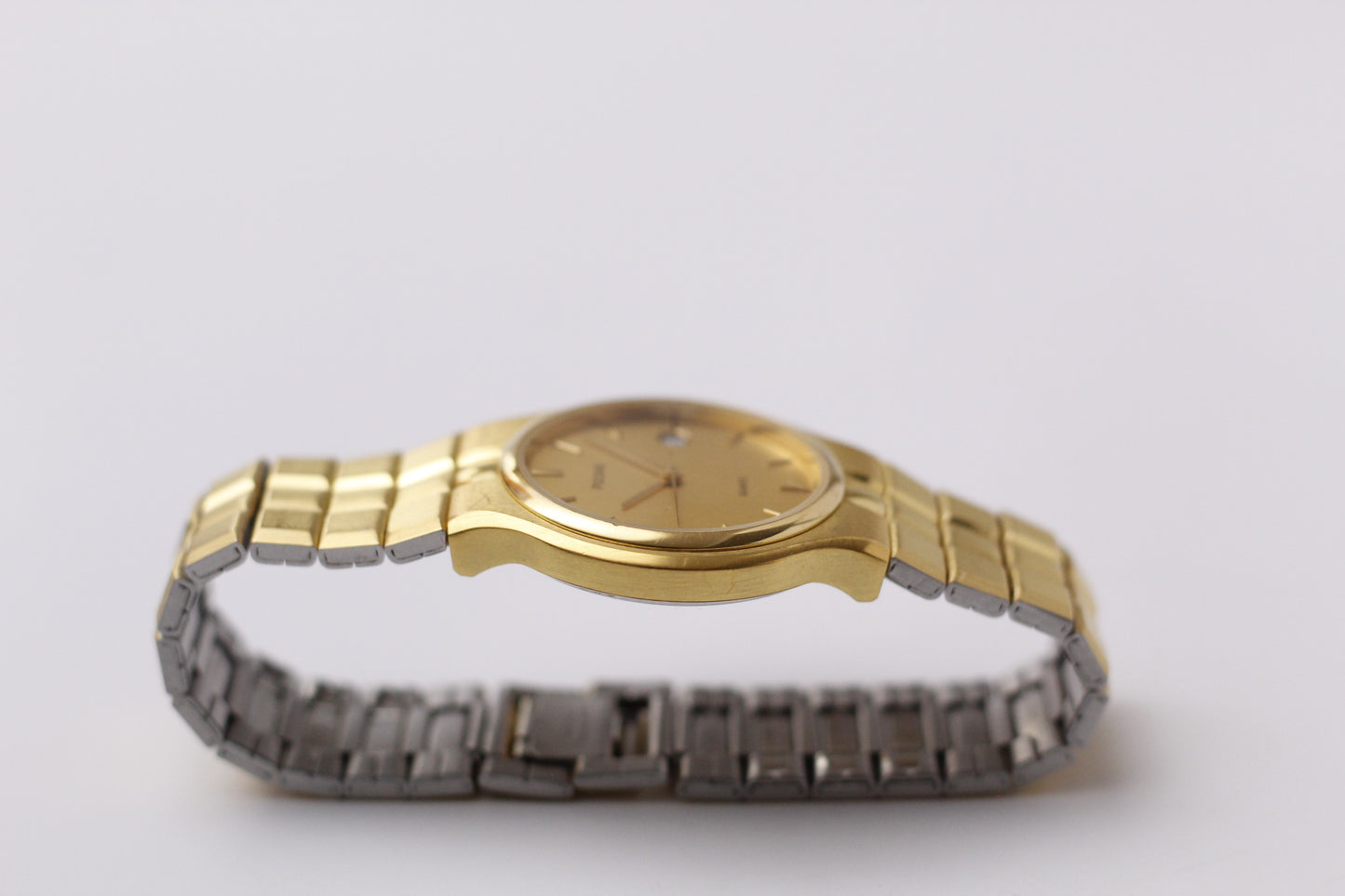 2000s Pulsar Quartz Straight Grain Golden Dial Men's Wrist-Watch