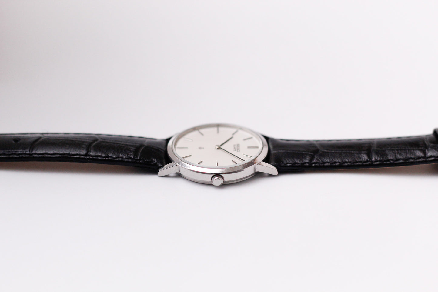 1981 Seiko Quartz Straight Grain Silver Dial Men's Wrist-Watch