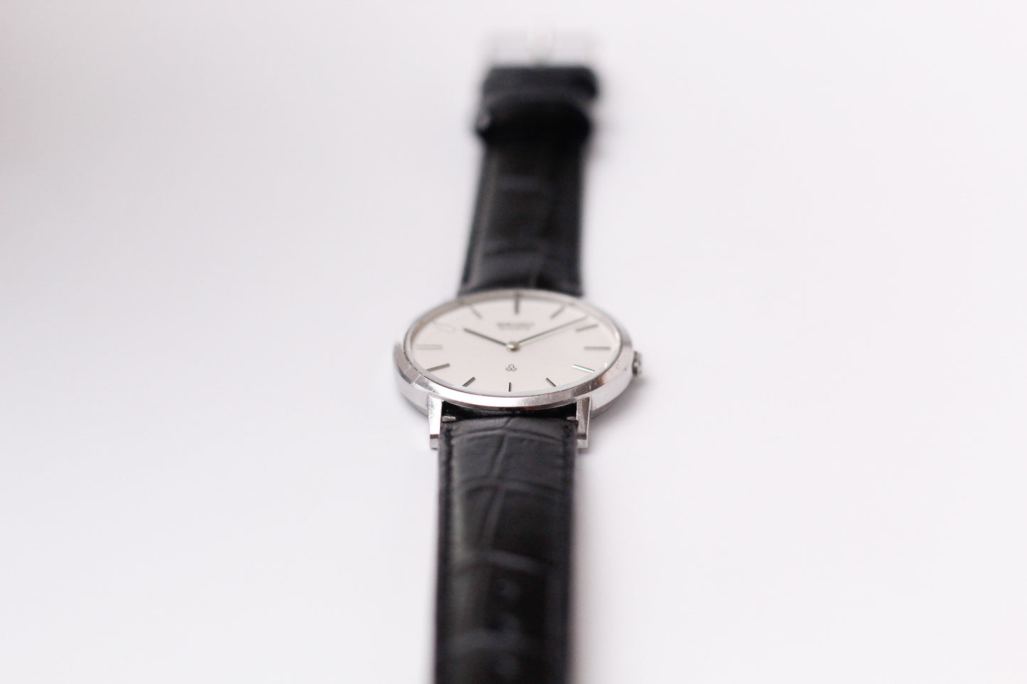 1981 Seiko Quartz Straight Grain Silver Dial Men's Wrist-Watch