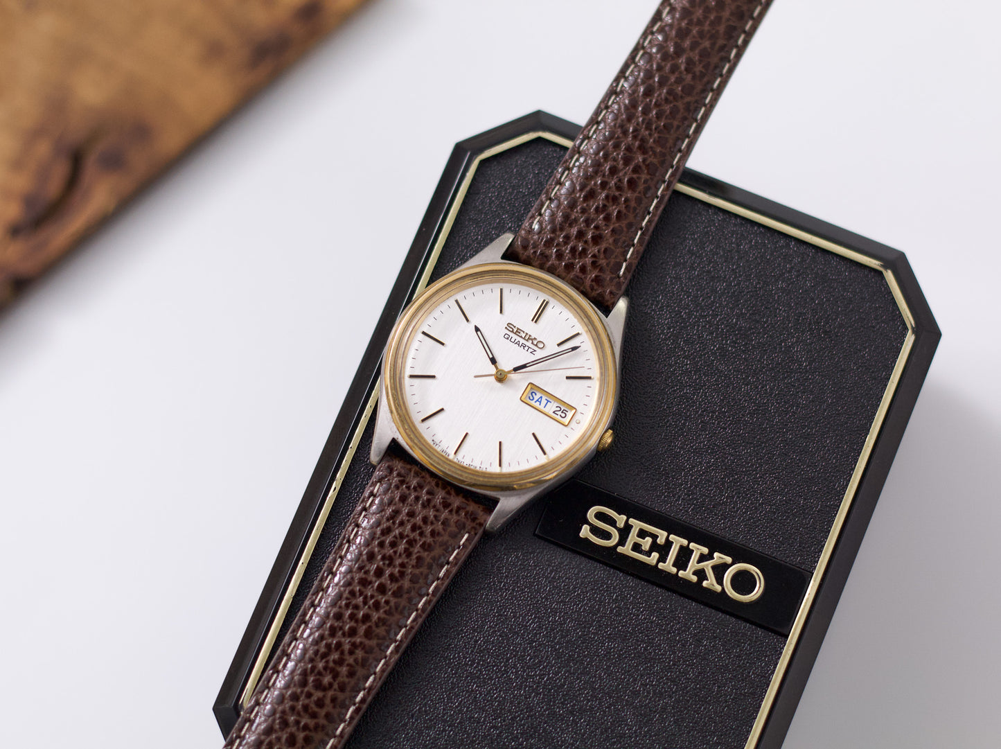 2002 Seiko Quartz Straight Grain Ivory Dial Men's Wrist-Watch W/Box