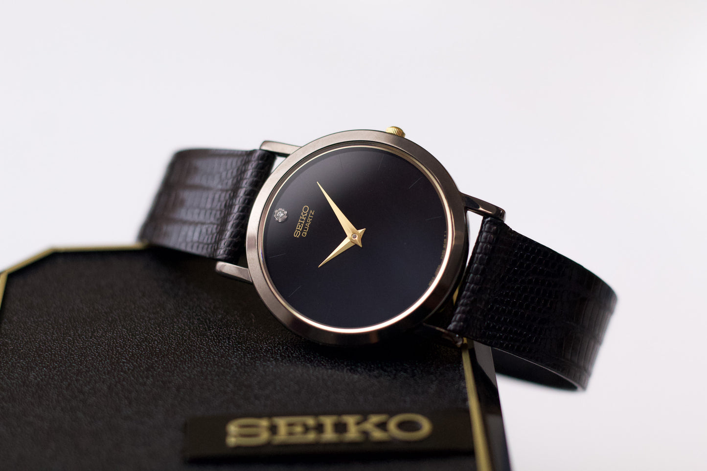 [New Old Stock] 1997 Seiko Quartz Inky Black Dial Men's Wrist-Watch Full-Set