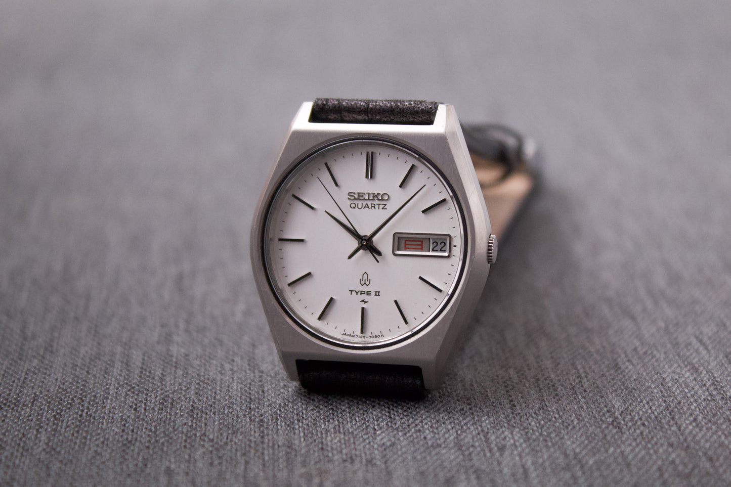 1982 Seiko Type II Quartz Straight Grain Silver Dial Men's Wrist-Watch