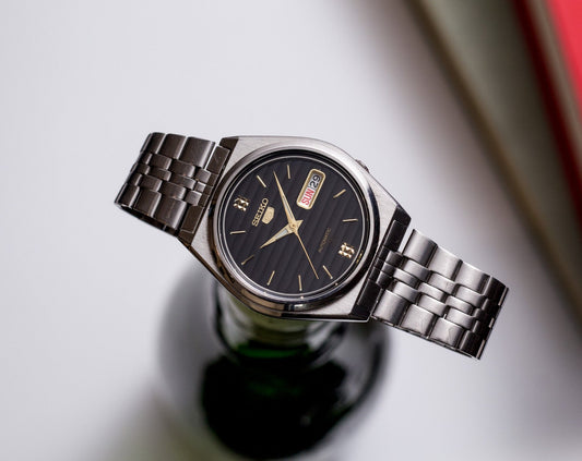 1999 Seiko 5 Deep Black Linear Dial Men's Wrist-Watch